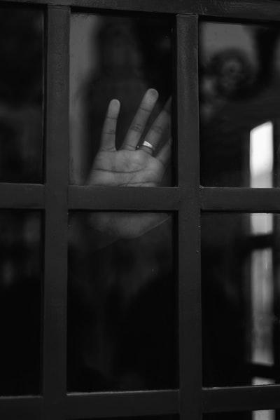 人的手放在窗口的灰度图

